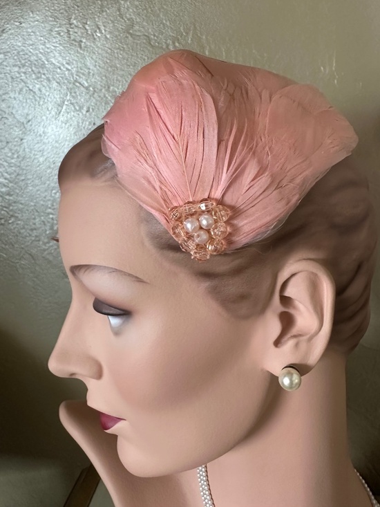 ELEGANT 1950s\' PINK FEATHER COCKTAIL HAT WITH BEADED JEWEL main image 7
